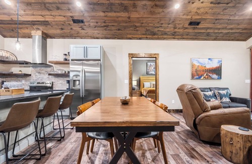 Branson Cabin | River Rock Retreat 🌲 NEW PROPERTY ⭐ Hot Tub 💦 Fire Pit 🔥