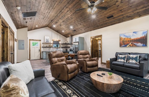 Branson Cabin | River Rock Retreat 🌲 NEW PROPERTY ⭐ Hot Tub 💦 Fire Pit 🔥
