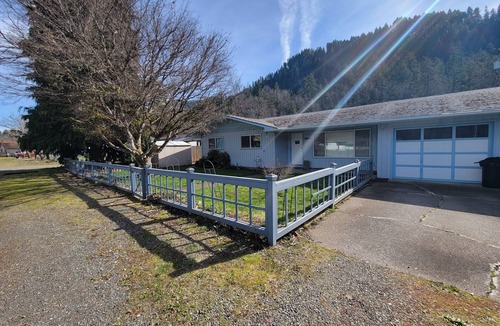 Westfir House | River Rock Retreat