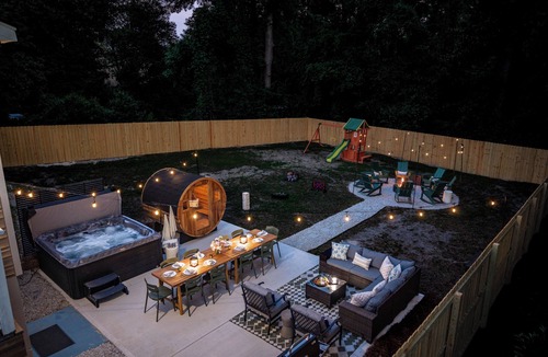 West Columbia House | River & Rose Landing-Spa, Sauna, Karaoke Room, Firepit, Sleeps 14