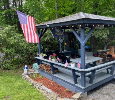 Newland House | River Run Cottage Modern 2BR Waterfront Retreat in Linville Land Harbor