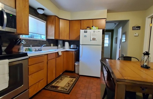 Dunsmuir Cabin | River Run, Near Mossbra Falls & River access.