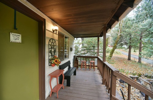 Dunsmuir Cabin | River Run, Near Mossbra Falls & River access.