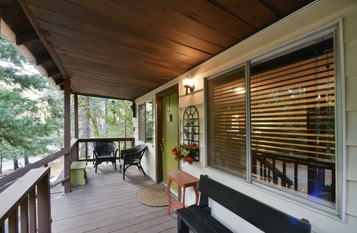 Dunsmuir Cabin | River Run, Near Mossbra Falls & River access.