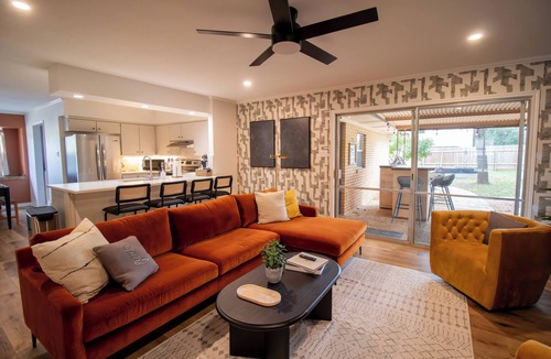 San Marcos House | River Run Retreat - Cowboy Pool, Fire Pit & Pool Table! Close to Campus & River