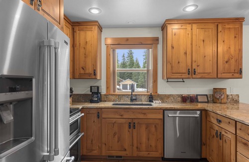 Ardenvoir Cabin | River's Bend Lodge- Hot Tub, Fire Pit, Games & Ski