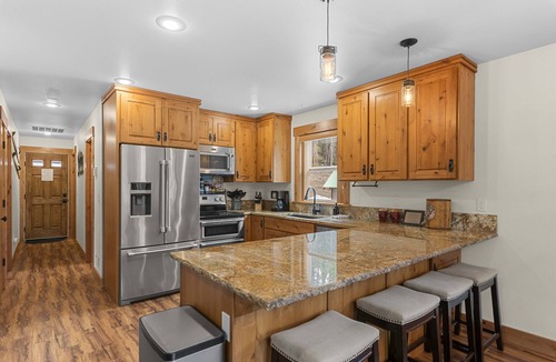 Ardenvoir Cabin | River's Bend Lodge- Hot Tub, Fire Pit, Games & Ski