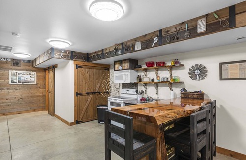 Ardenvoir Cabin | River's Bend Lodge- Hot Tub, Fire Pit, Games & Ski