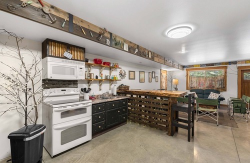 Ardenvoir Cabin | River's Bend Lodge- Hot Tub, Fire Pit, Games & Ski