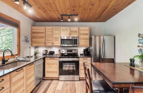 Brock Cabin | River’s Edge Cozy Retreat