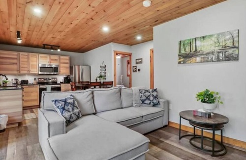 Brock Cabin | River’s Edge Cozy Retreat
