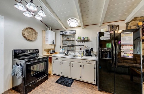 Helen Cabin | River's Edge - Ultimate Riverfront Cabin w/Hot Tub