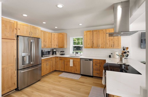 Leaburg House | River's Rest: 3BR, waterfront views, hot tub, grill, fire pit!
