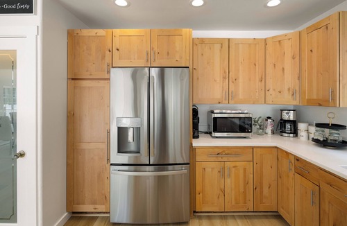 Leaburg House | River's Rest: 3BR, waterfront views, hot tub, grill, fire pit!