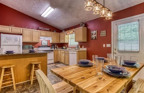 Sevierville Ski Chalet | River Song, Near River, Hot Tub, Foosball, WIFI $560 FREE tickets each paid day!