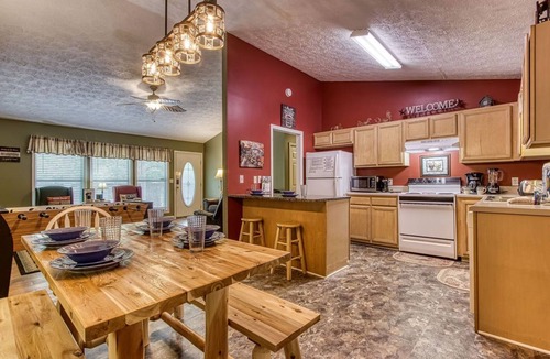 Sevierville Ski Chalet | River Song, Near River, Hot Tub, Foosball, WIFI $560 FREE tickets each paid day!