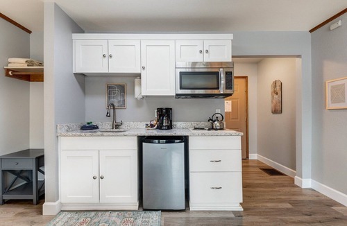 Bend Cottage | River Studio for Two with Pool and Hot Tub Access!