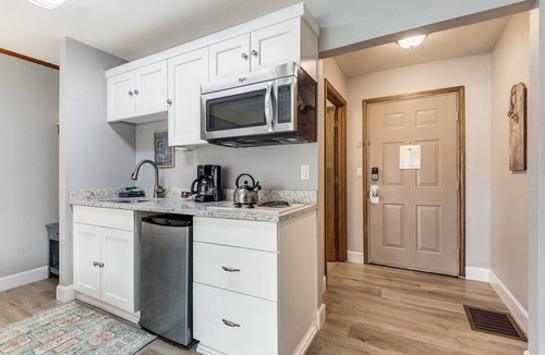 Bend Cottage | River Studio for Two with Pool and Hot Tub Access!