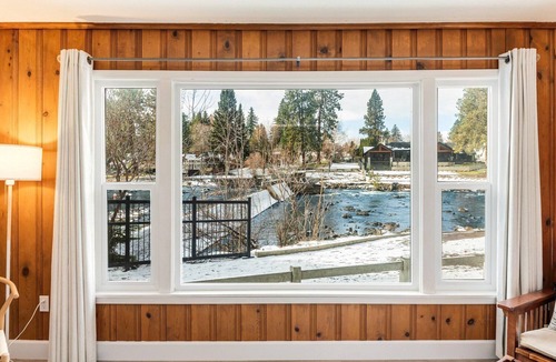 Bend Cottage | River Studio for Two with Pool and Hot Tub Access!