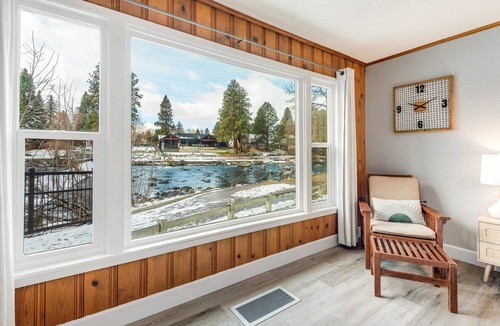 Bend Cottage | River Studio for Two with Pool and Hot Tub Access!