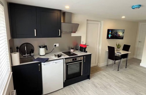 Netley Apartment | River Studio, Sleeps 2 with Parking & Dog Friendly