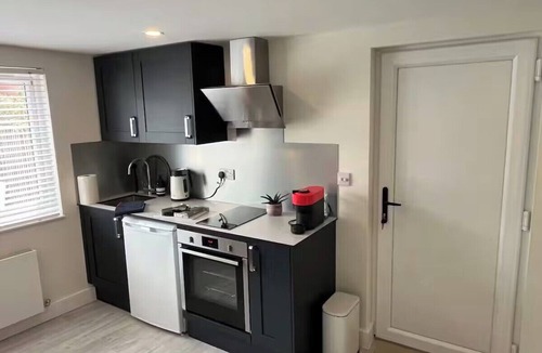 Netley Apartment | River Studio, Sleeps 2 with Parking & Dog Friendly