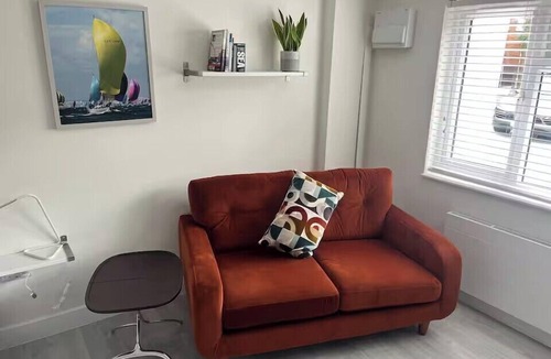 Netley Apartment | River Studio, Sleeps 2 with Parking & Dog Friendly