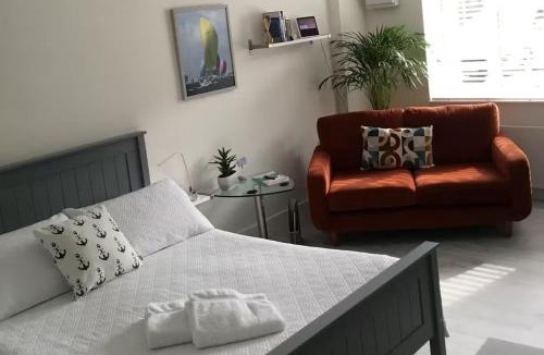 Netley Apartment | River Studio Sleeps 2 with Parking & Dog Friendly