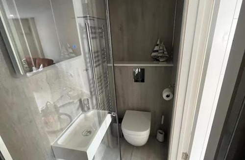 Netley Apartment | River Studio Sleeps 2 with Parking & Dog Friendly