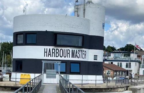 Netley Apartment | River Studio Sleeps 2 with Parking & Dog Friendly