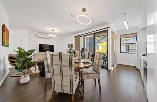 Gilberton Apartment | River Torrens Retreat—Between the CBD & Parklands
