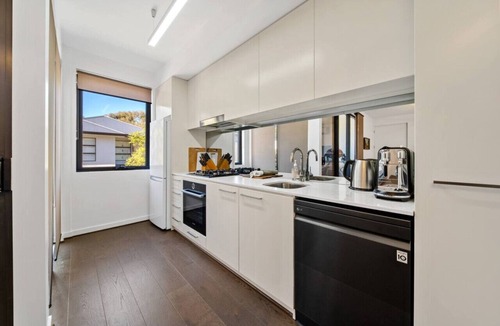 Gilberton Apartment | River Torrens Retreat—Between the CBD & Parklands