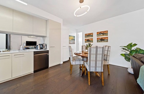 Gilberton Apartment | River Torrens Retreat—Between the CBD & Parklands
