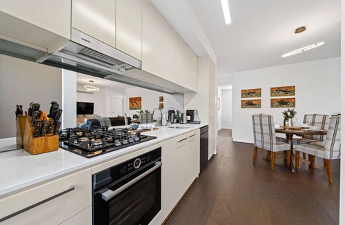 Gilberton Apartment | River Torrens Retreat—Between the CBD & Parklands