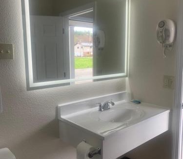 West Hatfield Hotel | River Valley Inn