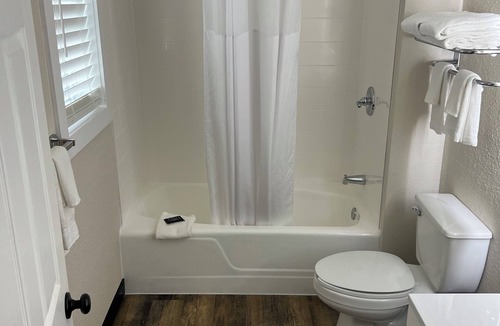 West Hatfield Hotel | River Valley Inn