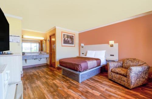 La Grange Hotel | River Valley Motor Inn By OYO La Grange Texas