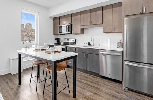Riverview Apartment | River View 1 Bed- Gym, Hottub, Rooftop, BBQ