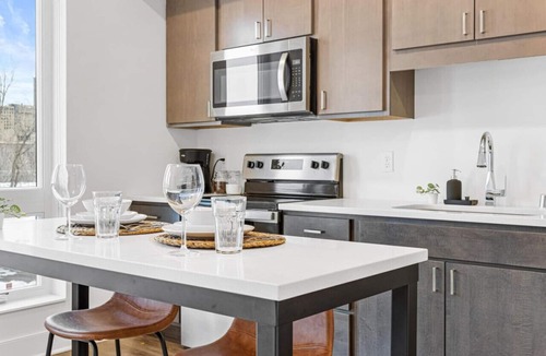 Riverview Apartment | River View 1 Bed- Gym, Hottub, Rooftop, BBQ
