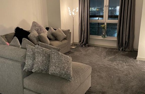 Glasgow Apartment | River view 2 bedroom apartment