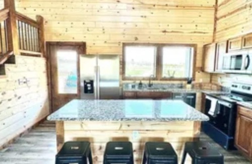 Golden Cabin | River View | 3 bedroom | Hot Tub | 7 guest