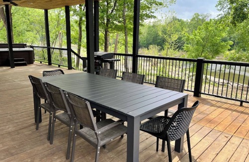 Golden Cabin | River View | 3 bedroom | Hot Tub | 7 guest
