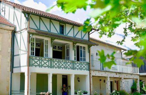 Fongrave House | River view beautiful 2 bed house, garden, pool