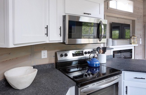 Arden Ski Chalet | River View Bunk Cabin with Hot Tub