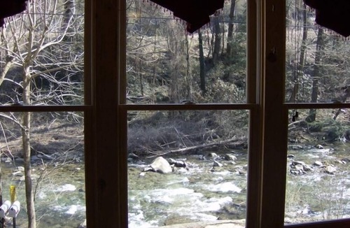 Gatlinburg Cabin | River View Cabin/Steps to River Access/Walk to Downtown Gatlinburg/Hot Tub+Sauna