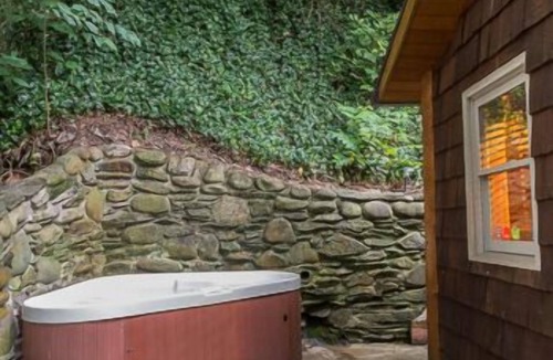 Gatlinburg Cabin | River View Cabin/Steps to River Access/Walk to Downtown Gatlinburg/Hot Tub+Sauna