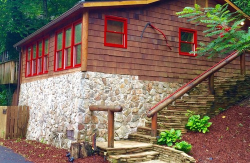 Gatlinburg Cabin | River View Cabin/Steps to River Access/Walk to Downtown Gatlinburg/Hot Tub+Sauna