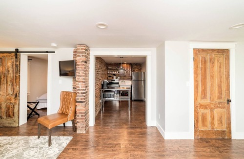 Daniels Hill Apartment | River View Downtown Private Historic Apt!