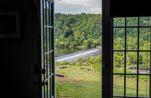 Daniels Hill Apartment | River View Downtown Private Historic Apt!