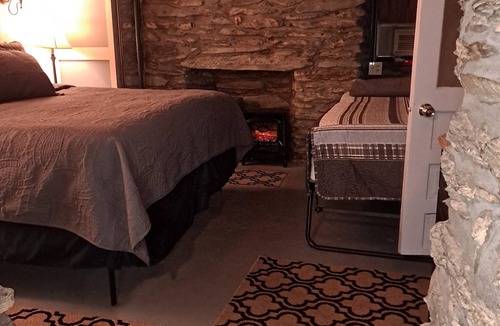 Harpers Ferry House | River View East - Full Bed